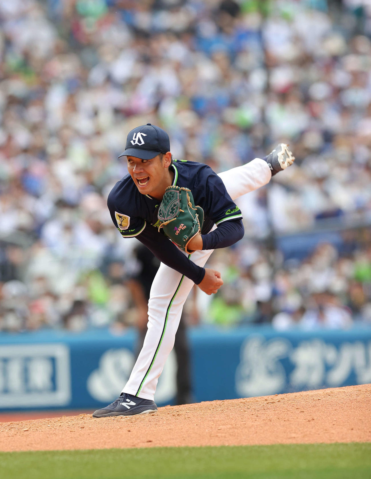 DeNA対ヤクルト　4回裏DeNA2死一、二塁、ソトに対し力投する小川（撮影・井上学）