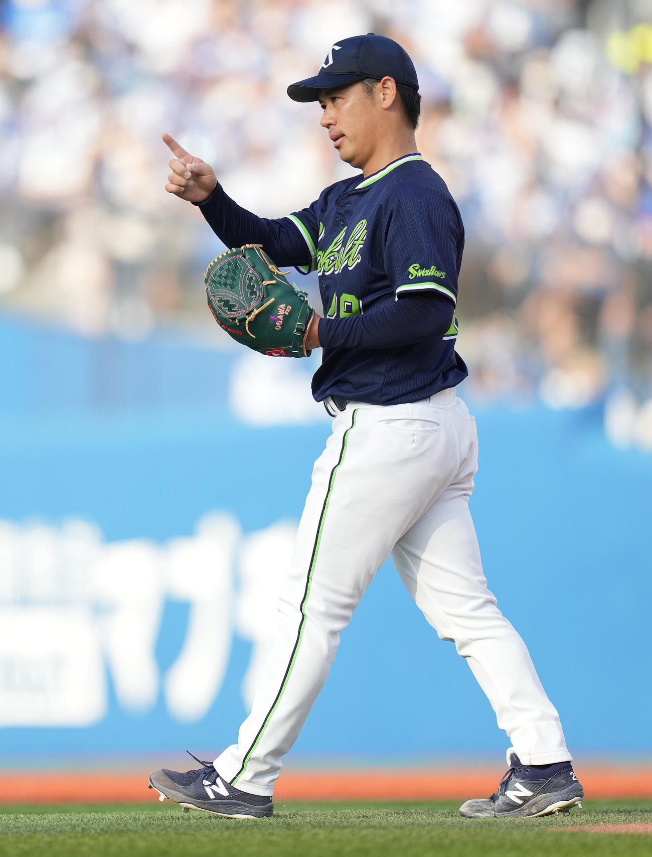 DeNA対ヤクルト　7回裏DeNA1死、ソトを三ゴロに仕留め、指をさす小川（撮影・鈴木みどり）