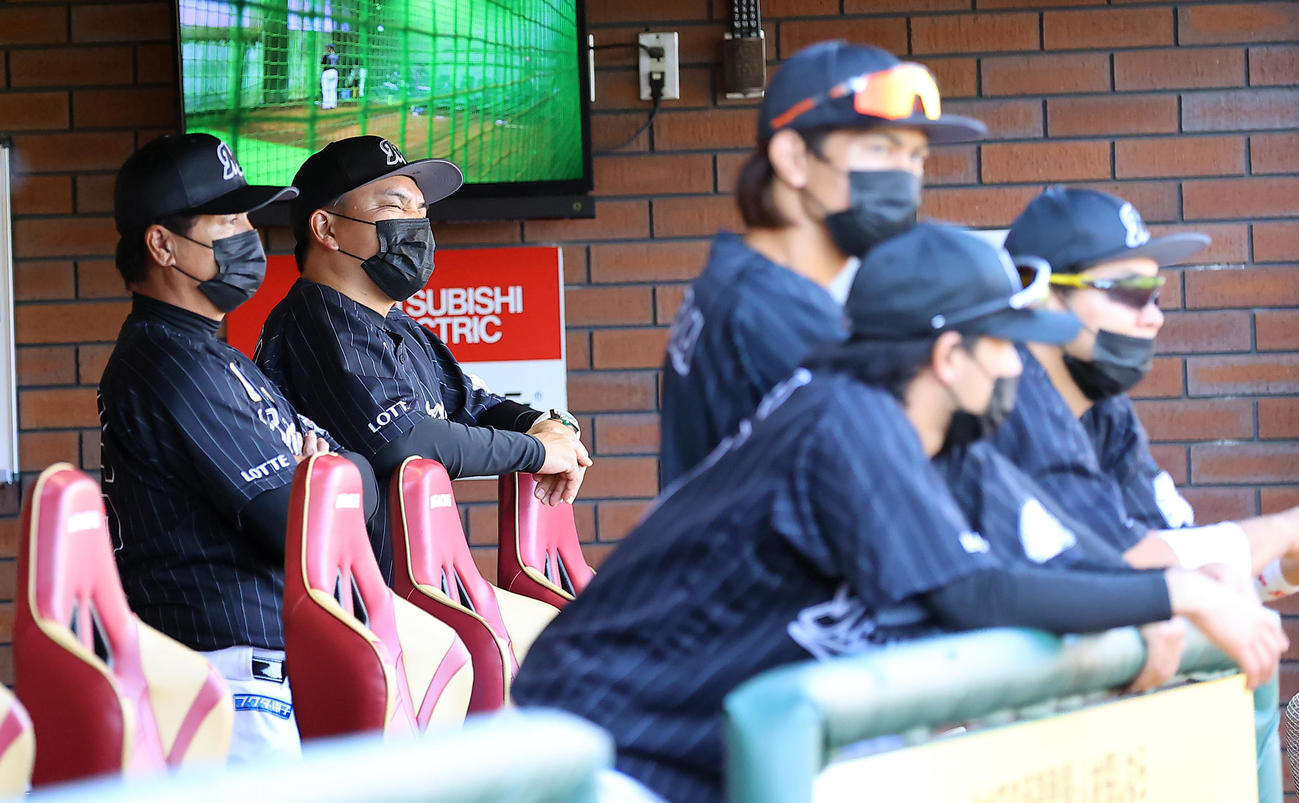 楽天対ロッテ　8回裏楽天1死二、三塁、小深田に3点本塁打を許しベンチで厳しい表情の井口監督（左から2人目）（撮影・垰建太）
