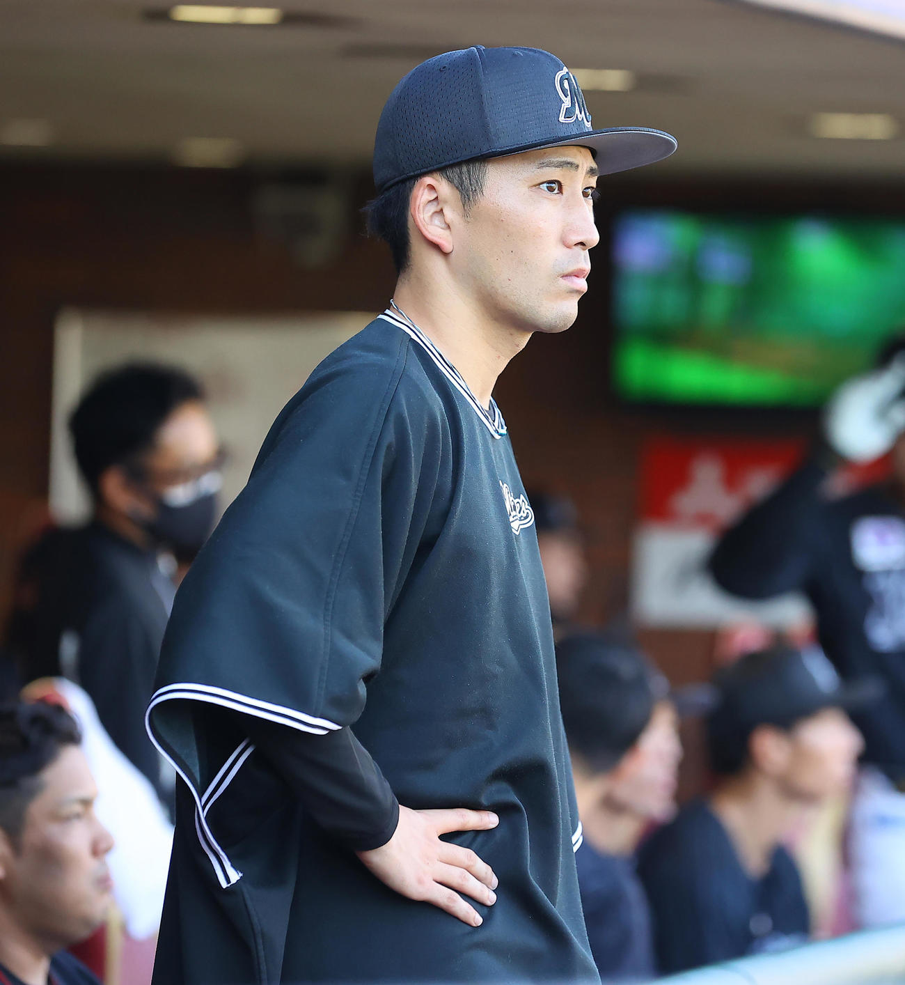 楽天対ロッテ　8回裏にチームが勝ち越されベンチで厳しい表情のロッテ小島（撮影・垰建太）