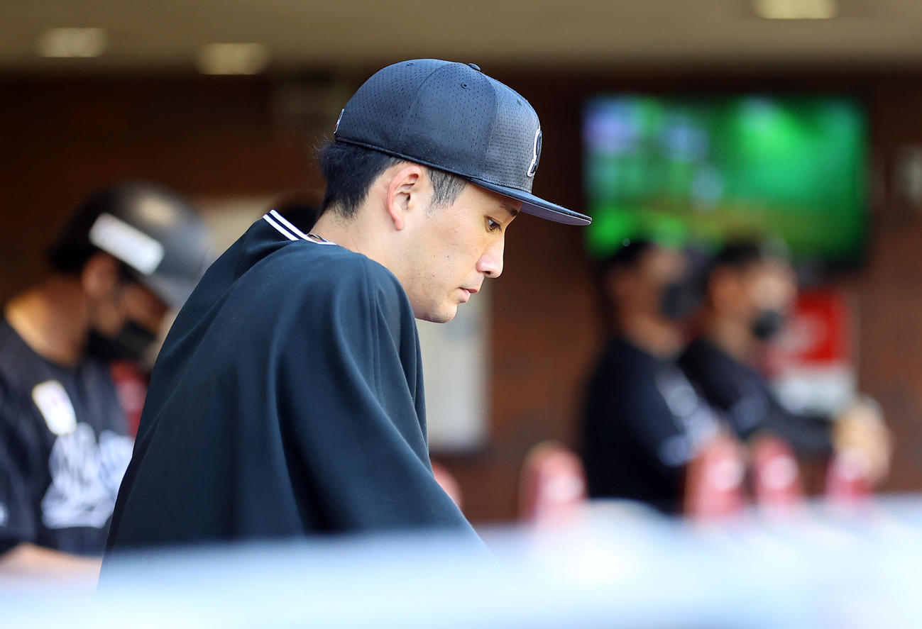 楽天対ロッテ　8回裏楽天1死二、三塁、小深田に3点本塁打で勝ち越されベンチでうつむくロッテ小島（撮影・垰建太）