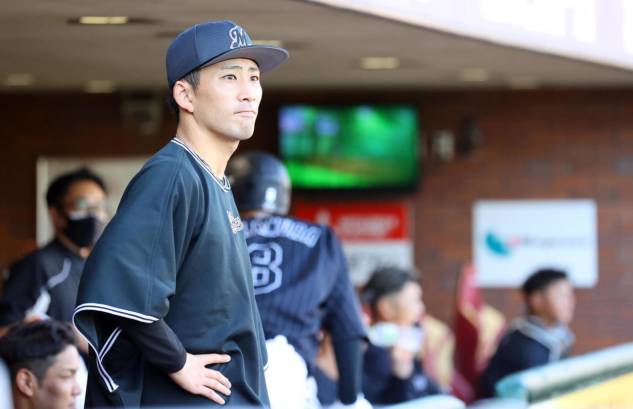 楽天対ロッテ　8回裏にチームが勝ち越されるもベンチで前を向くロッテ小島（撮影・垰建太）