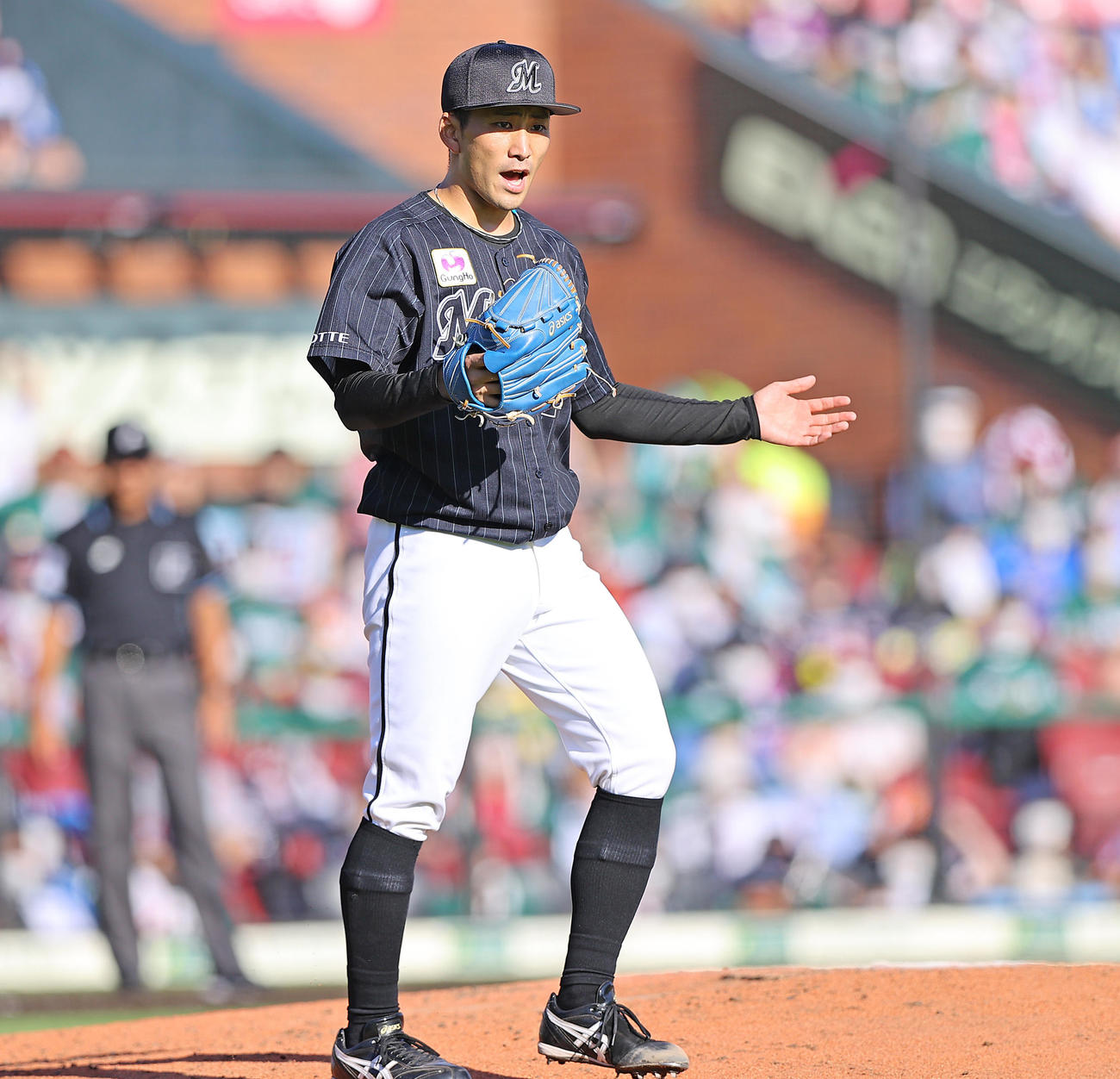 楽天対ロッテ　6回裏楽天1死、小深田を遊ゴロに仕留め雄たけびを上げるロッテ先発の小島（撮影・垰建太）