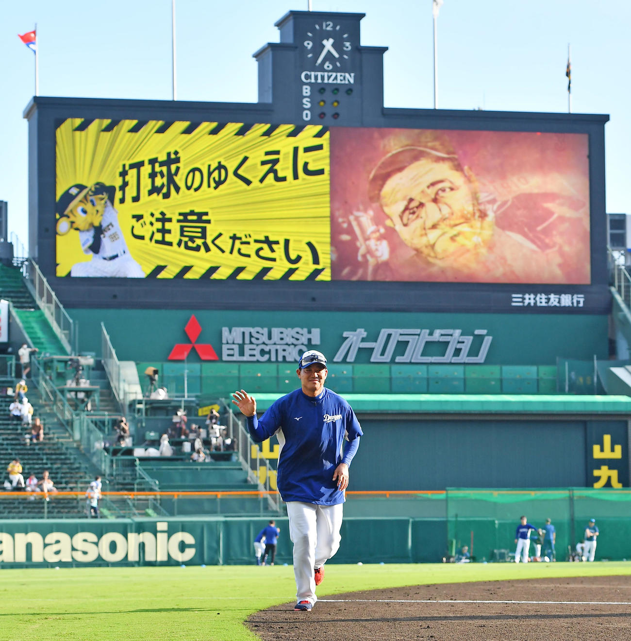 阪神対中日　試合前、甲子園のファンに手を振る中日福留（撮影・清水貴仁）