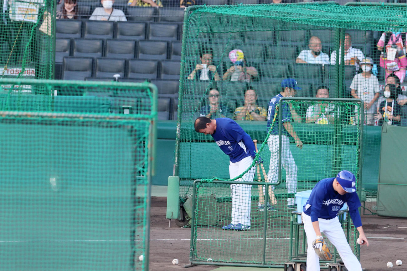 阪神対中日　打撃練習を終え右翼スタンドに一礼する福留（撮影・加藤哉）