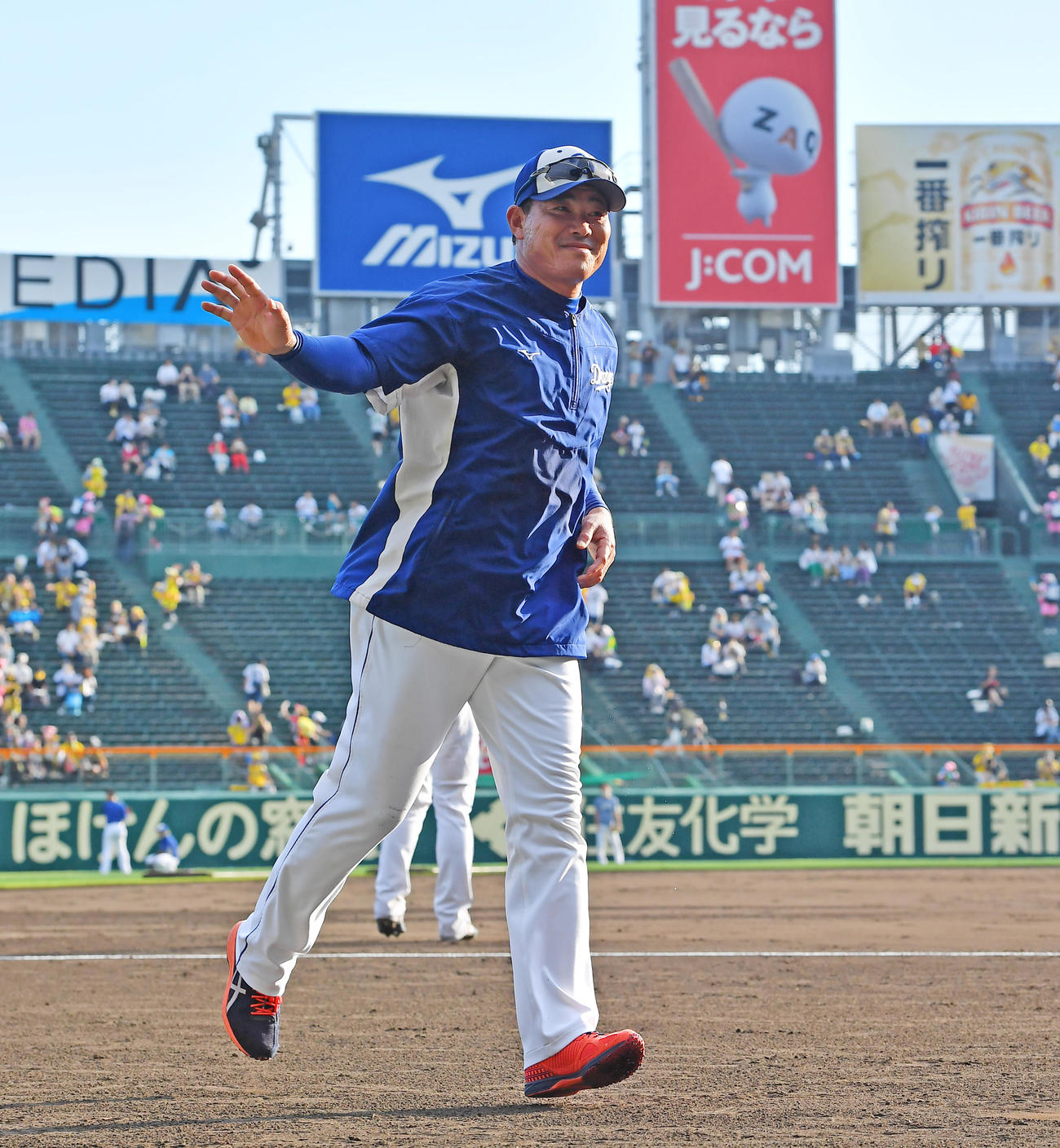 阪神対中日　試合前、甲子園のファンに手を振る中日福留（撮影・清水貴仁）