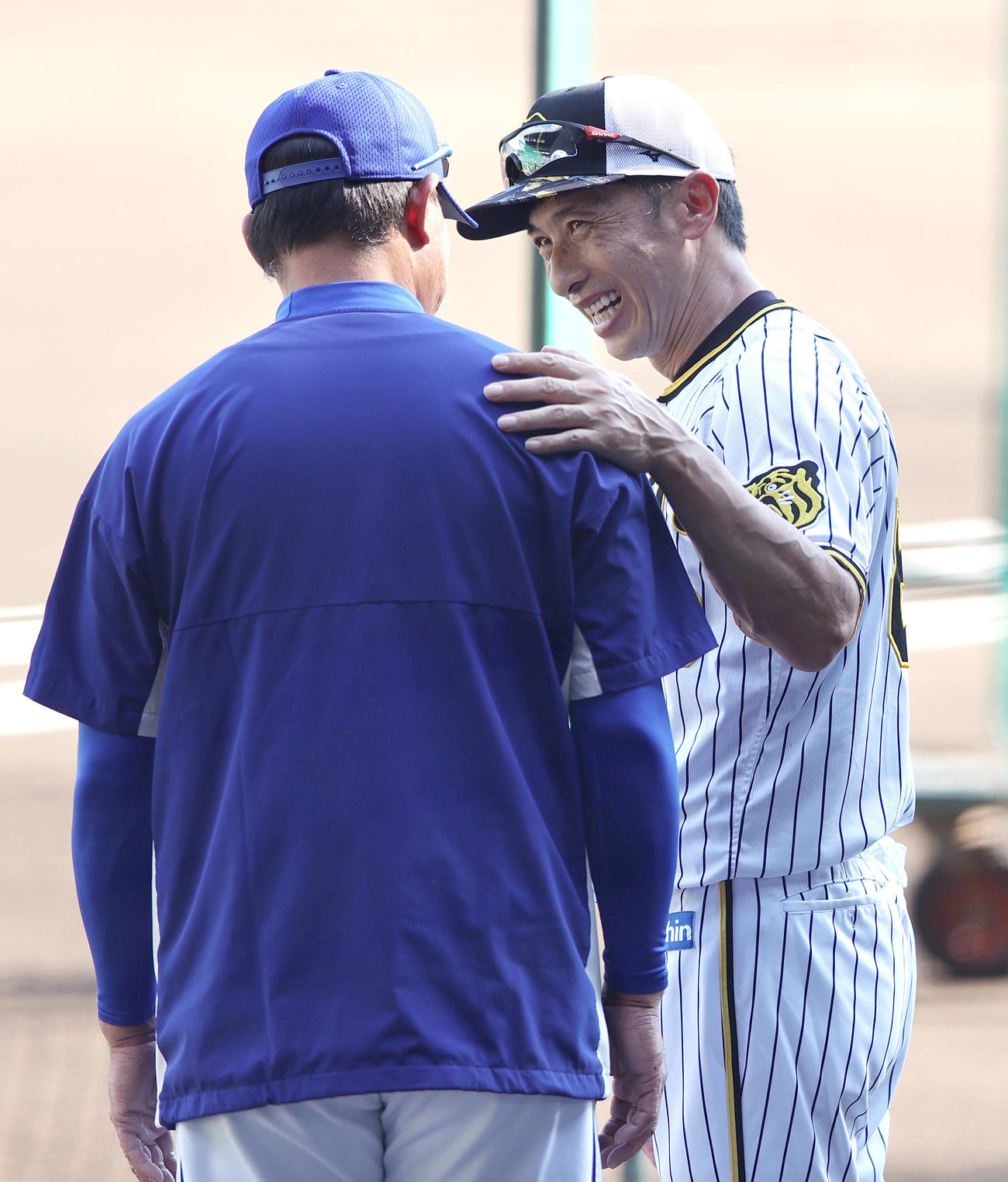 阪神対中日　試合前、阪神矢野監督（右）にあいさつする中日福留（撮影・上山淳一）