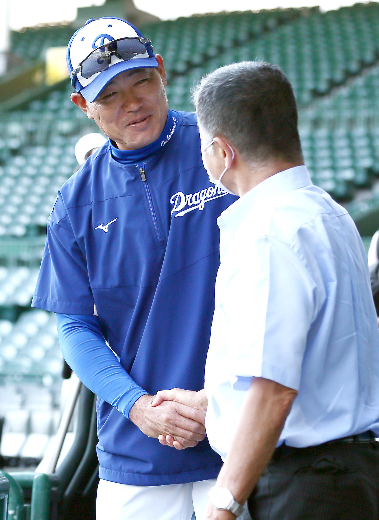 阪神対中日　中日福留（左）はスタンドで阪神の練習を見る川藤OB会長にあいさつする（撮影・上山淳一）