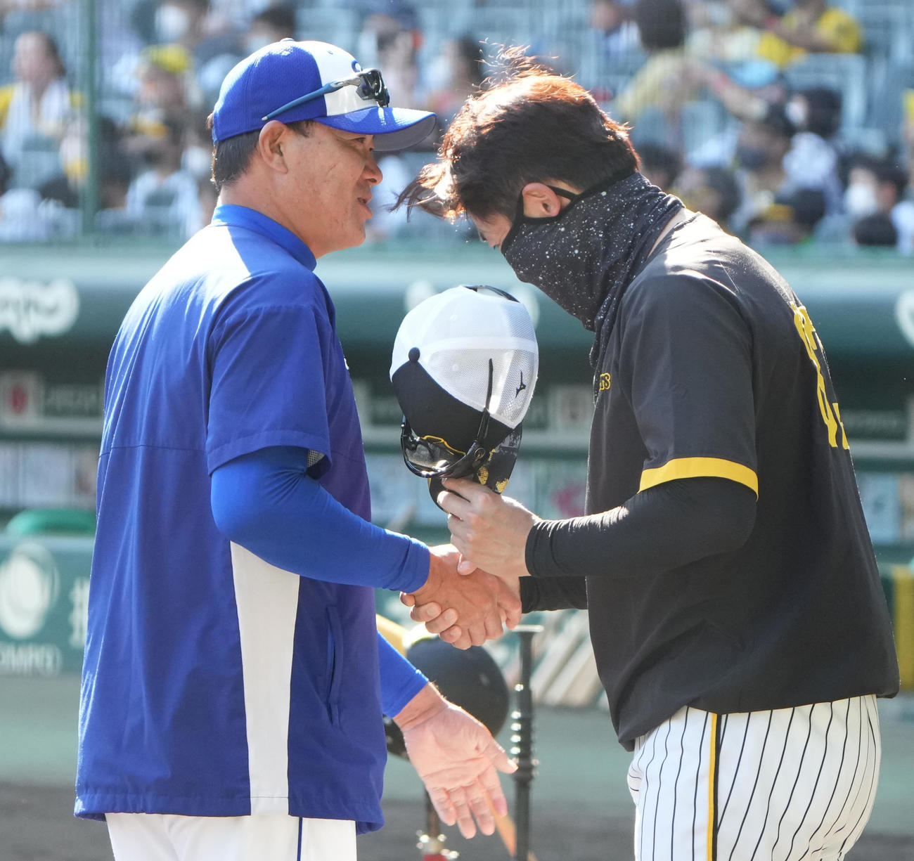 阪神対中日　試合前、阪神新井コーチ（右）とあいさつを交わす中日福留（撮影・清水貴仁）