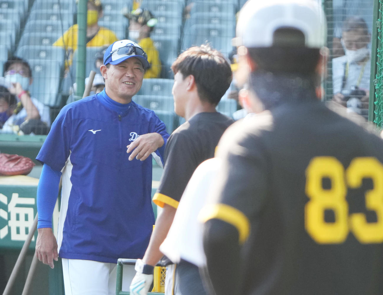 阪神対中日　試合前、阪神関係者とあいさつを交わす中日福留（左）（撮影・清水貴仁）