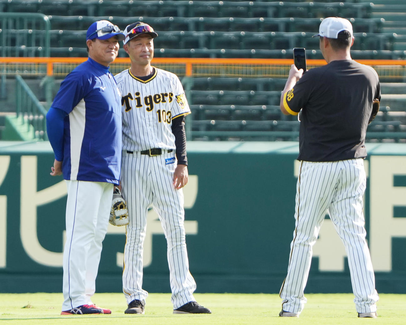 阪神対中日　試合前、阪神多田打撃投手（中央）の求めに応じ記念撮影を行う中日福留（左）（撮影・清水貴仁）