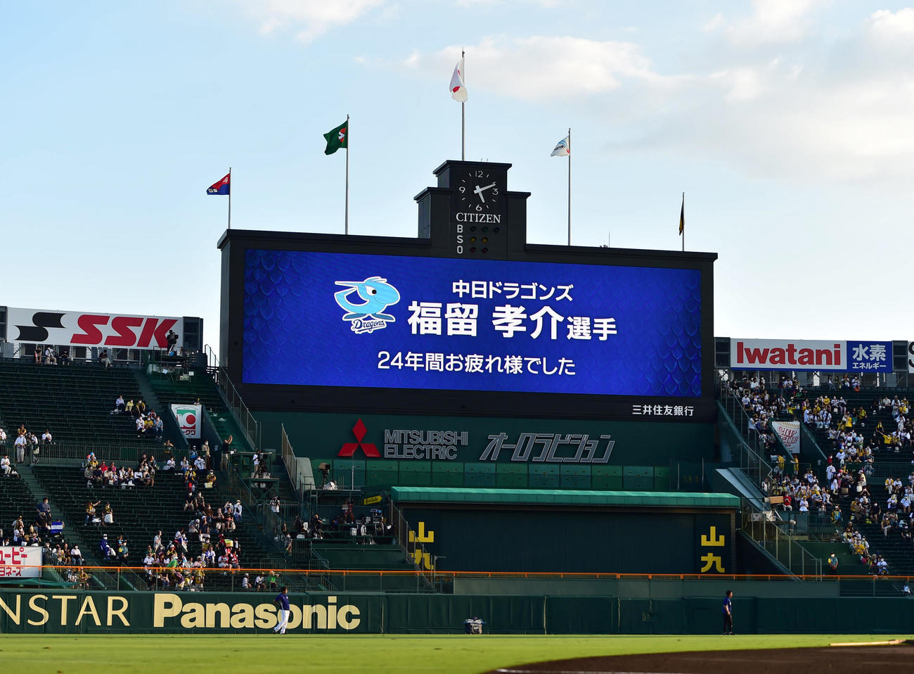 阪神対中日　試合前、フリー打撃を行う中日福留にお疲れ様のメッセージが表示される（撮影・清水貴仁）