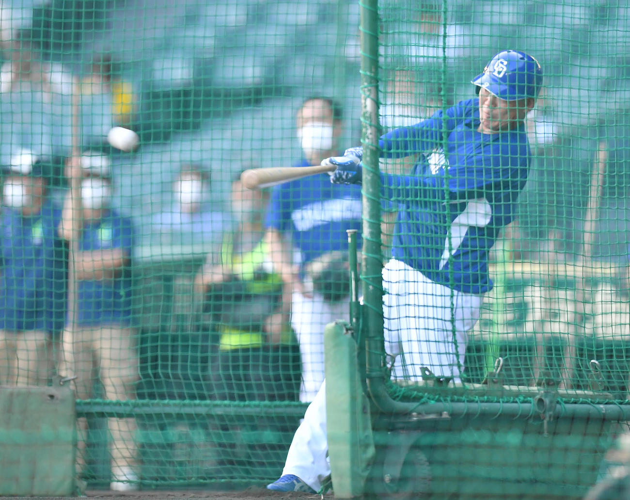 阪神対中日　試合前、フリー打撃を行う中日福留（撮影・清水貴仁）