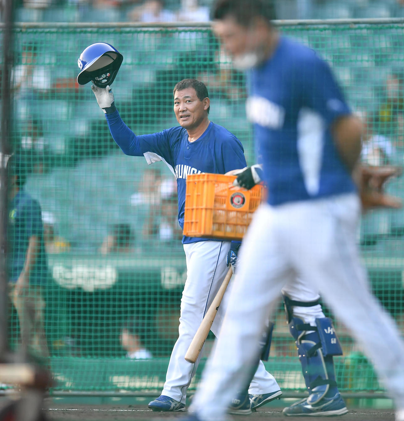 阪神対中日　試合前、フリー打撃を終えファンの歓声に応える中日福留（撮影・清水貴仁）