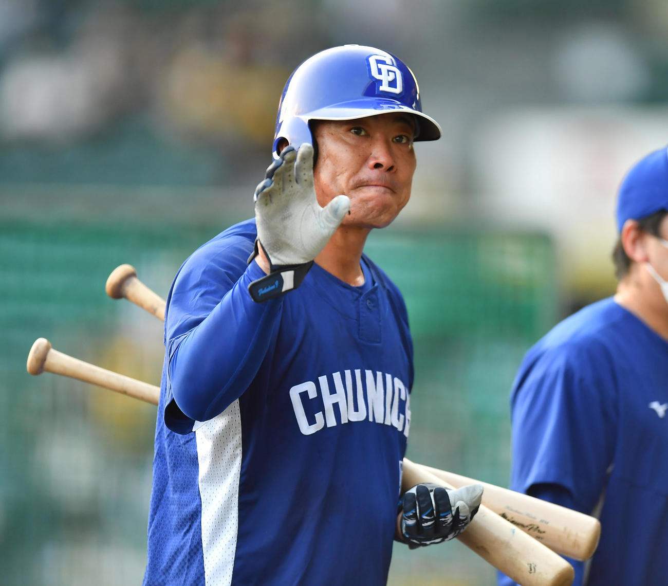 阪神対中日　試合前、フリー打撃を終えファンの歓声に応える中日福留（撮影・清水貴仁）
