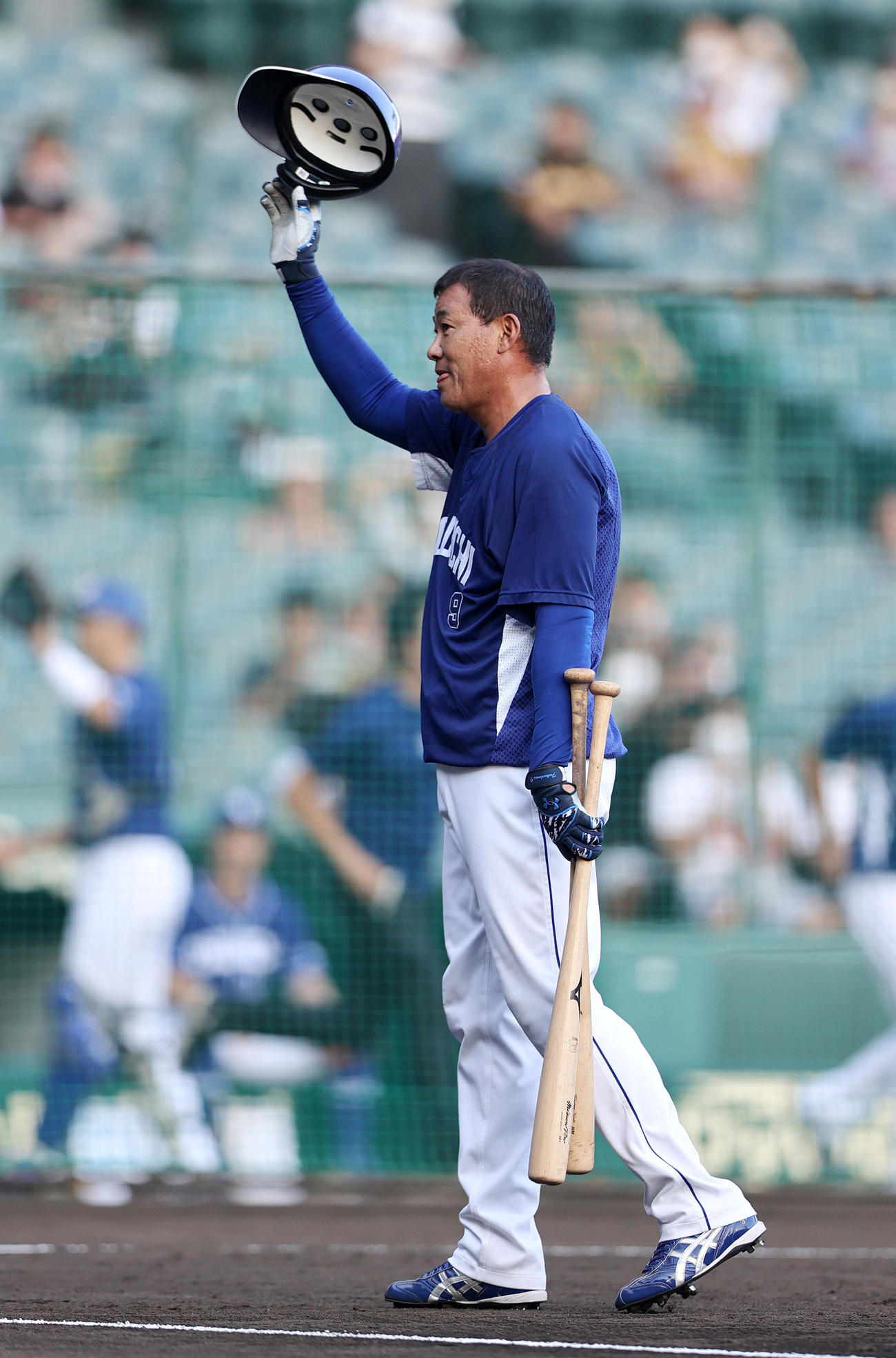 阪神対中日　試合前、フリー打撃を終えた中日福留はスタンドから拍手が送られヘルメットを挙げて応える（撮影・上山淳一）
