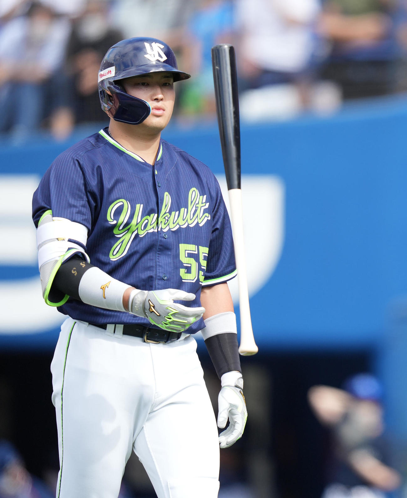 DeNA対ヤクルト　1回表ヤクルト2死二塁、見逃し三振に倒れベンチへ戻る村上（撮影・鈴木みどり）