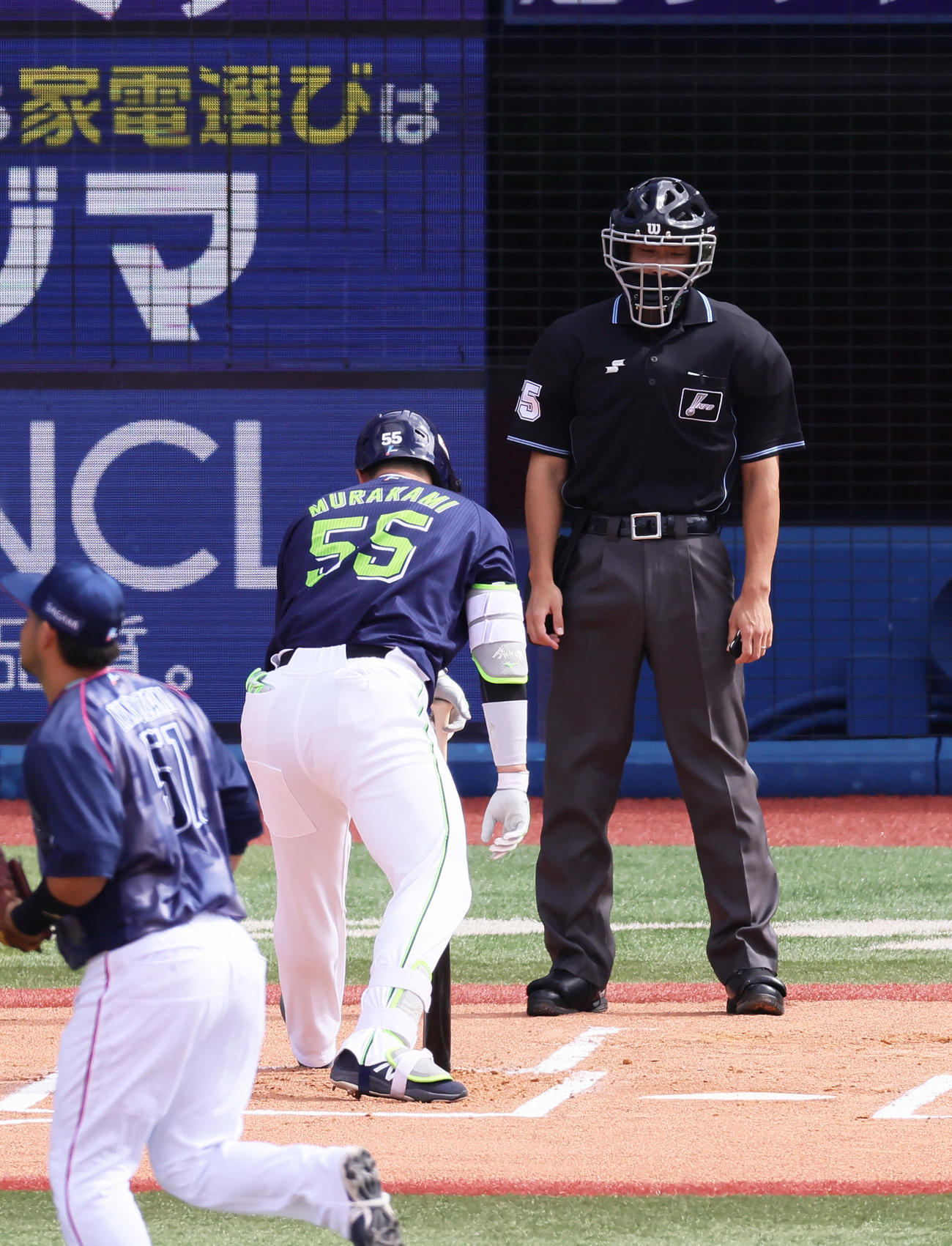 DeNA対ヤクルト　1回表ヤクルト2死二塁、見逃し三振に倒れた村上（撮影・足立雅史）