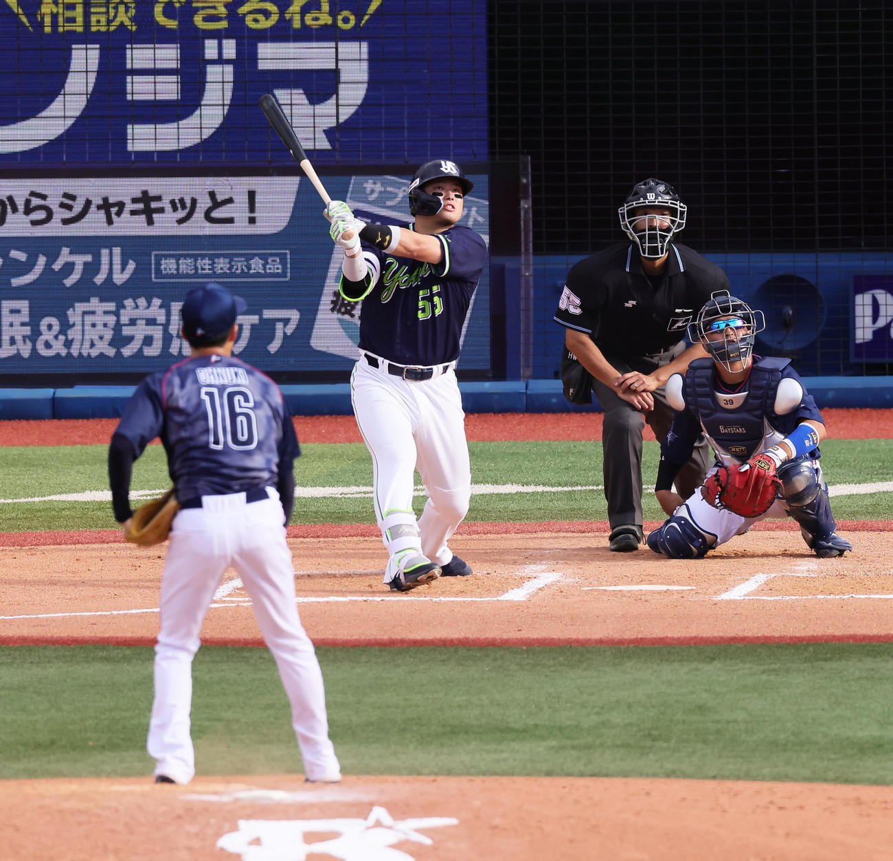 DeNA対ヤクルト　6回表ヤクルト2死、中飛に倒れた村上。投手大貫（撮影・足立雅史）