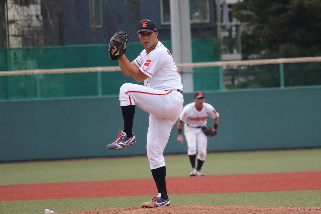練習試合で、エネオス復帰後、初マウンドの田沢。1イニングを1安打無失点に抑えた（撮影・保坂淑子）