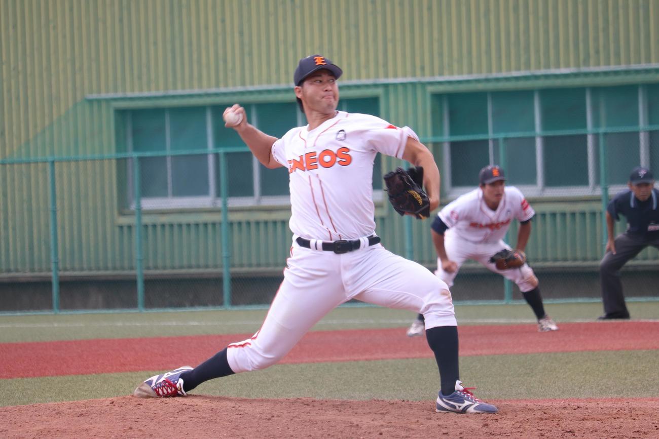 練習試合で、エネオス復帰後、初マウンドの田沢。1イニングを1安打無失点に抑えた（撮影・保坂淑子）