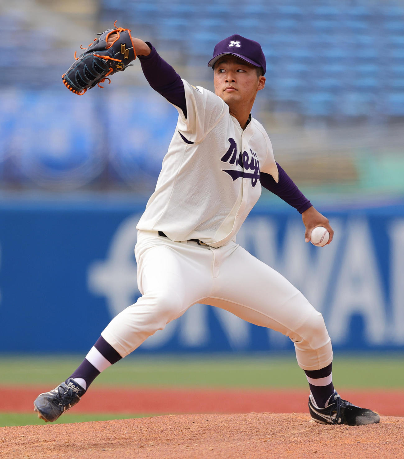 東大対明大　力投する明大先発の藤江（撮影・野上伸悟）