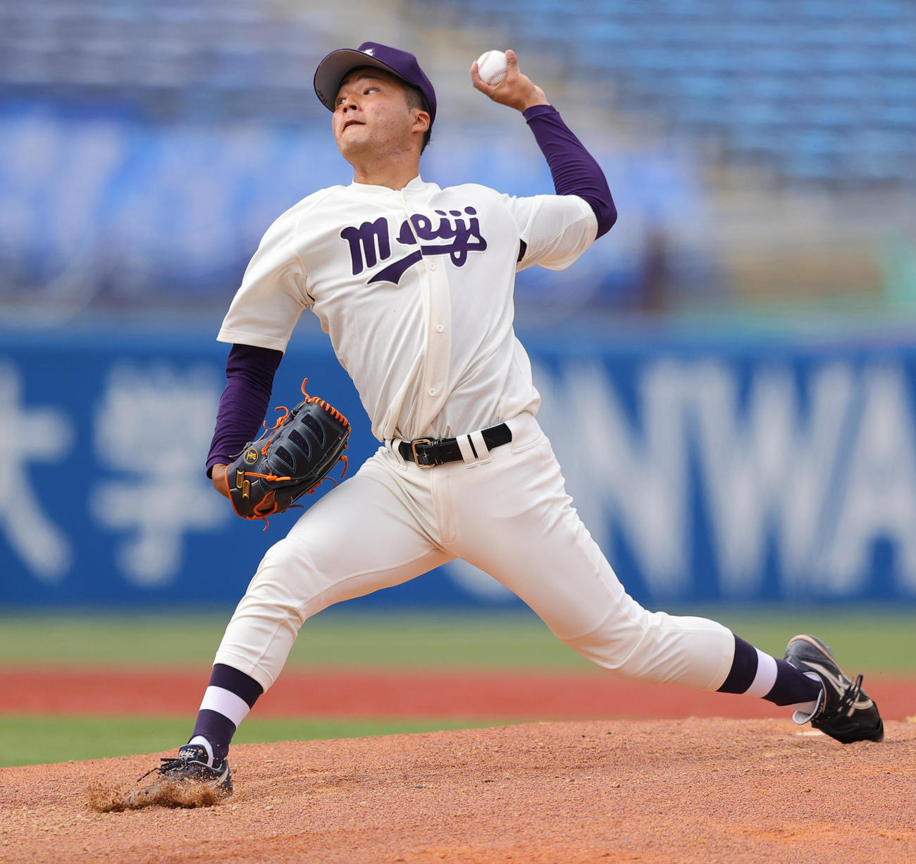 東大対明大　力投する明大先発の藤江（撮影・野上伸悟）