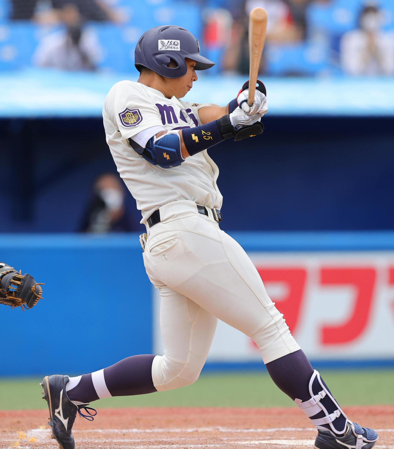 東大対明大　1回裏明大1死一塁、右越え2点本塁打を放つ上田（撮影・野上伸悟）