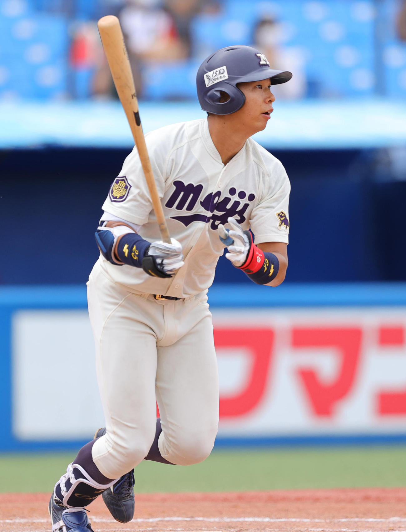 東大対明大　1回裏明大1死一塁、右越え2点本塁打を放つ上田（撮影・野上伸悟）