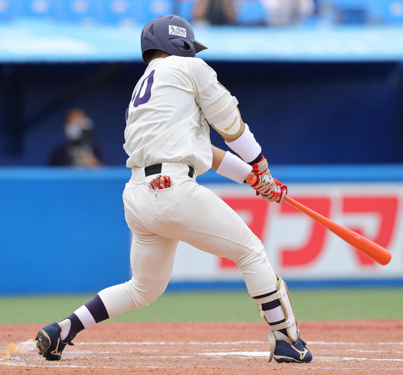 東大対明大　1回裏明大無死、右前打を放つ村松（撮影・野上伸悟）