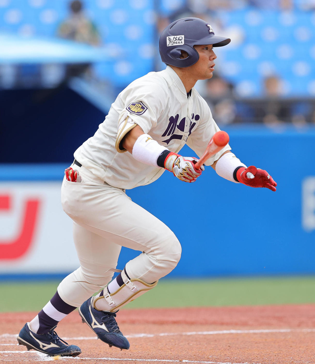 東大対明大　1回裏明大無死、右前打を放つ村松（撮影・野上伸悟）