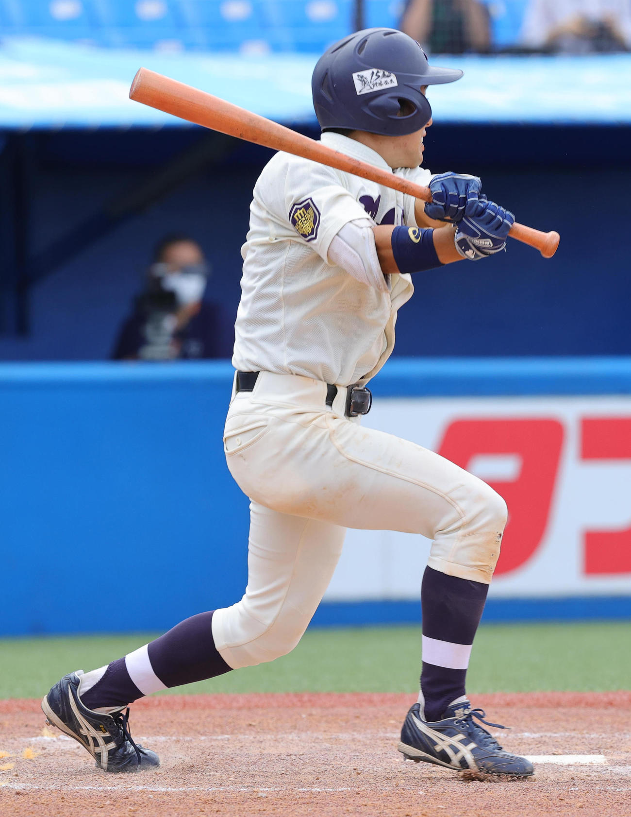 東大対明大　4回裏明大無死二、三塁、中2点適時三塁打を放つ飯森（撮影・野上伸悟）