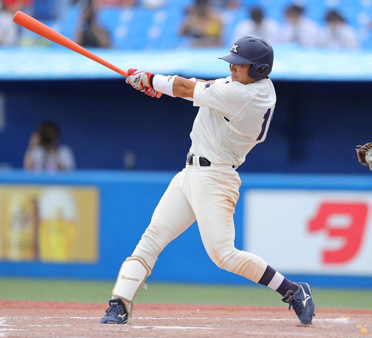 東大対明大　8回裏明大無死、中前打を放つ村松（撮影・野上伸悟）