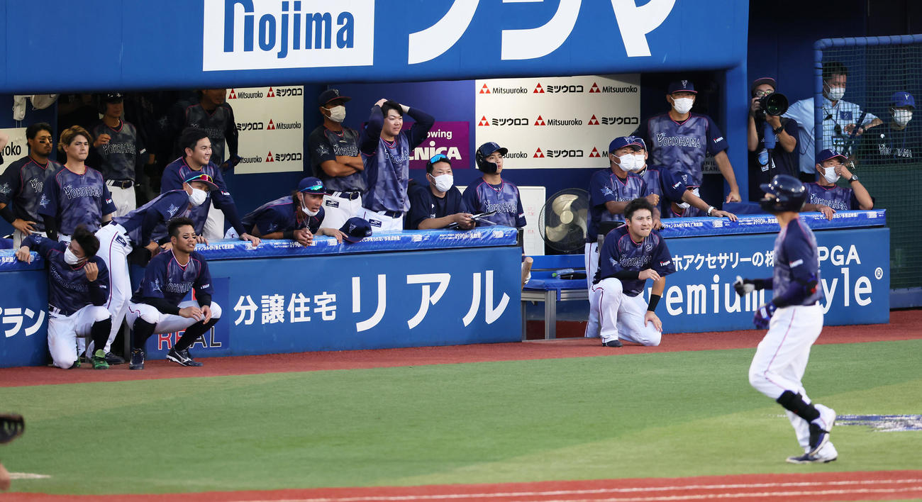 DeNA対ヤクルト　9回裏DeNA2死二塁、ソト（手前右端）が三直に倒れ試合終了。敗れがっくりとするDeNAナインら（撮影・足立雅史）