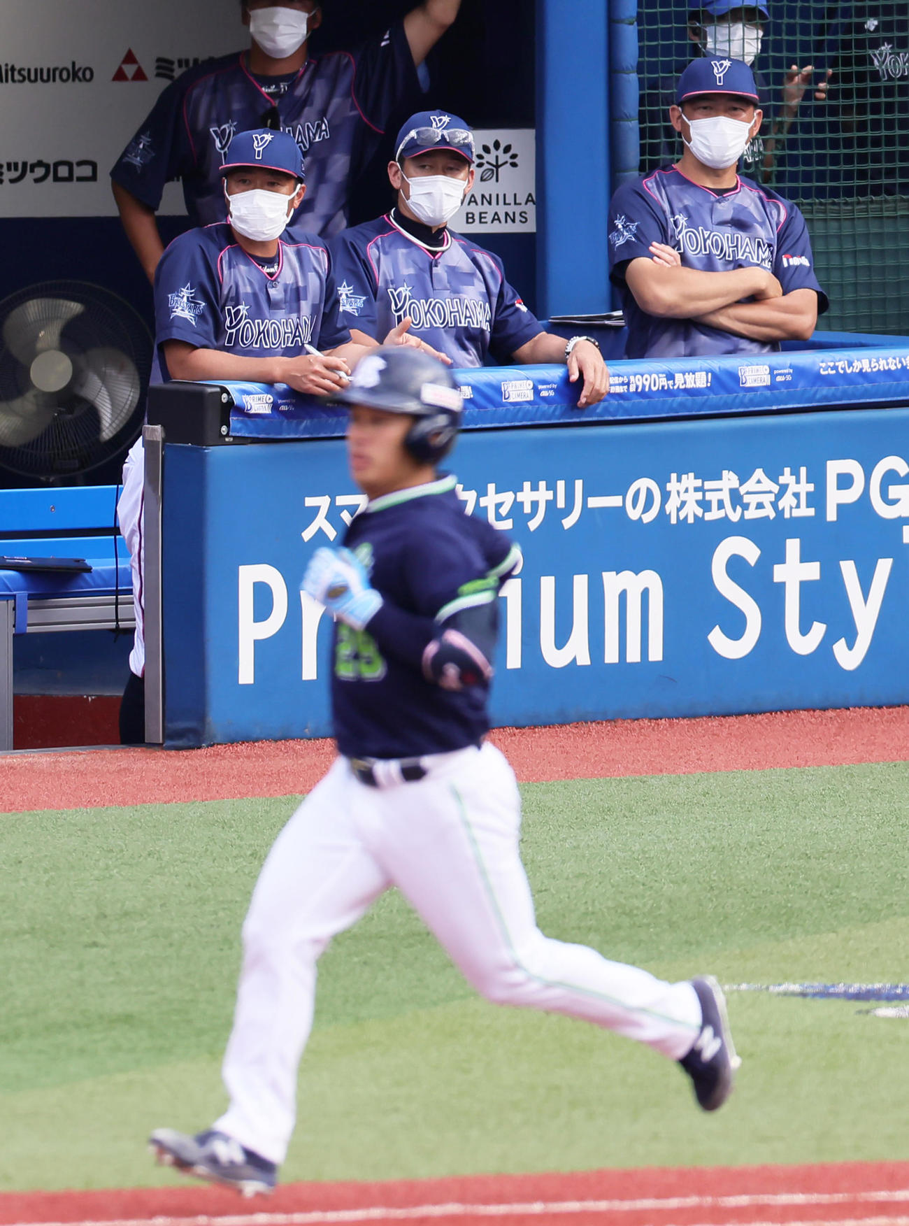 DeNA対ヤクルト　5回表ヤクルト2死三塁、小川（手前）は先制の中前適時打を放つ。後方中央はDeNA三浦監督（撮影・足立雅史）
