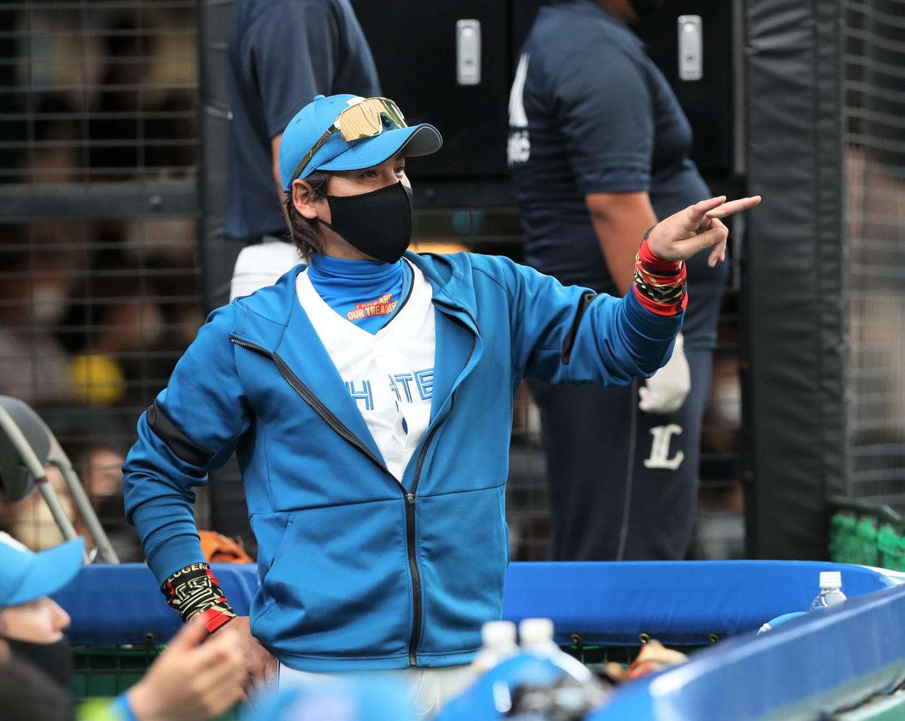 西武対日本ハム　ベンチで指示を出す新庄監督（撮影・黒川智章）