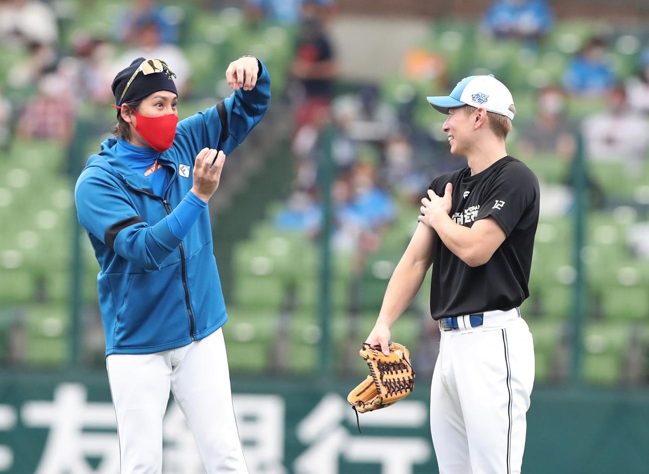 西武対日本ハム　試合前、松本剛と話す新庄監督（撮影・黒川智章）