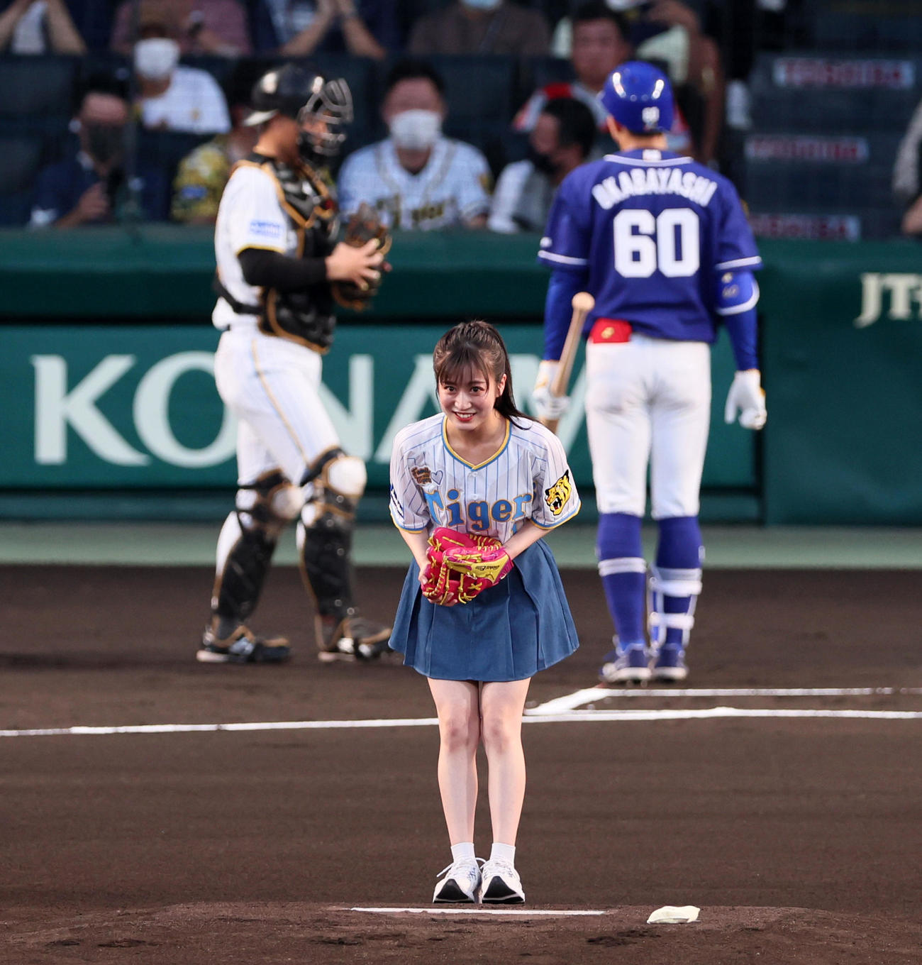阪神対中日　始球式を行ったNMB48の川上千尋（撮影・加藤哉）