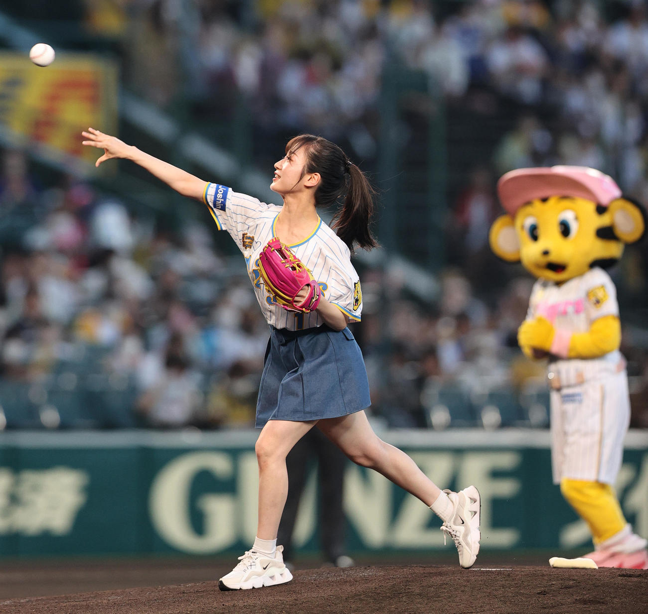 阪神対中日　始球式で投球するNMB48の川上千尋（撮影・上山淳一）