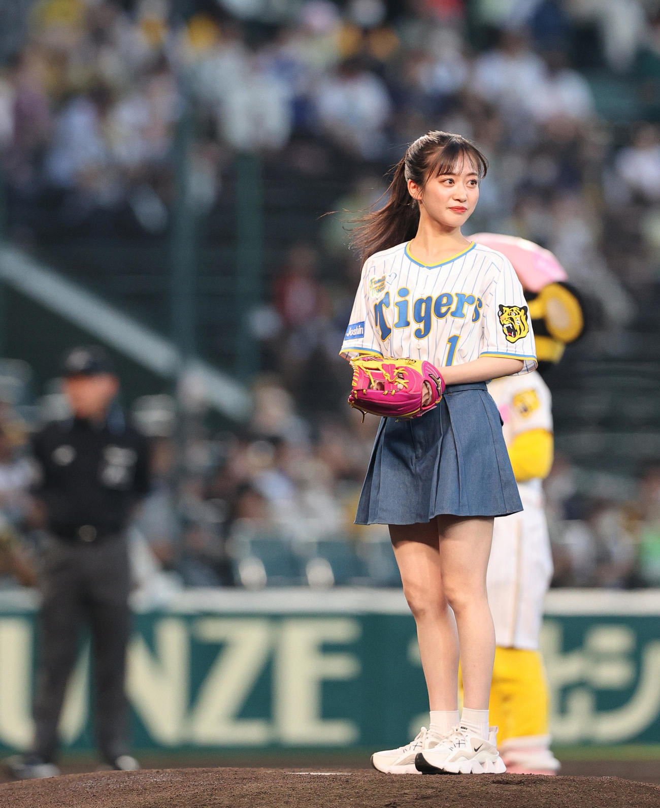 阪神対中日　始球式で投球するNMB48の川上千尋（撮影・上山淳一）