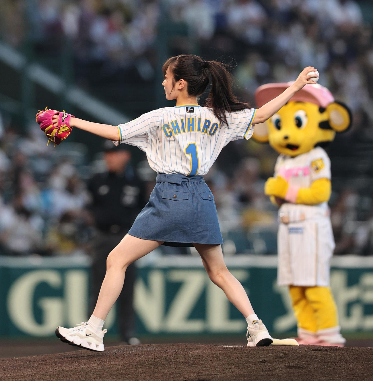 阪神対中日　始球式で投球するNMB48の川上千尋（撮影・上山淳一）