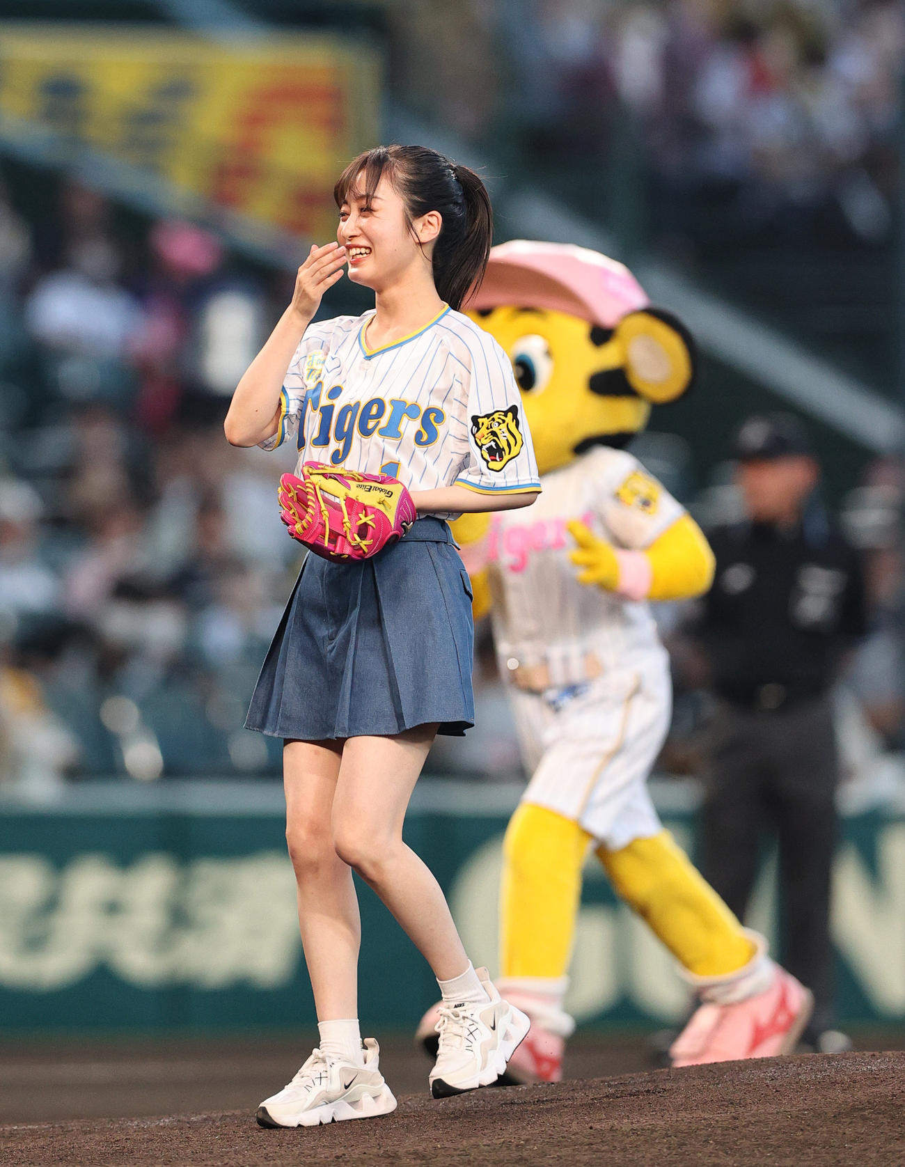 阪神対中日　始球式を終え笑顔を見せるNMB48の川上千尋（撮影・上山淳一）