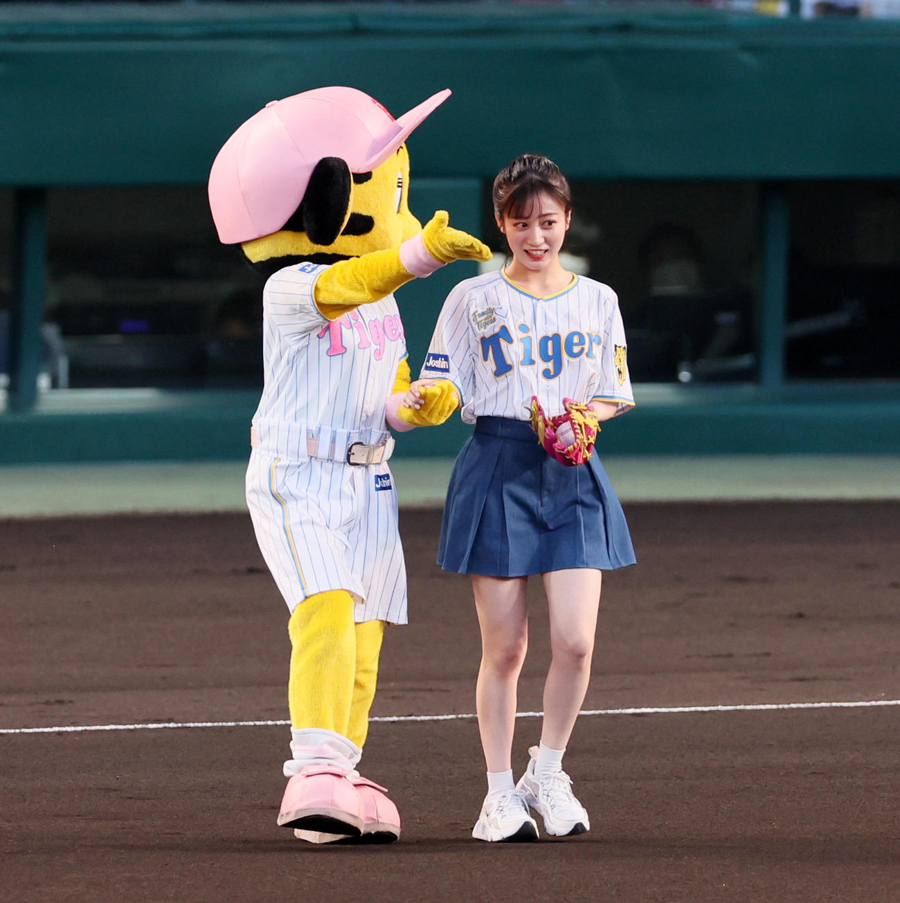 阪神対中日　始球式を行ったNMB48の川上千尋（撮影・加藤哉）