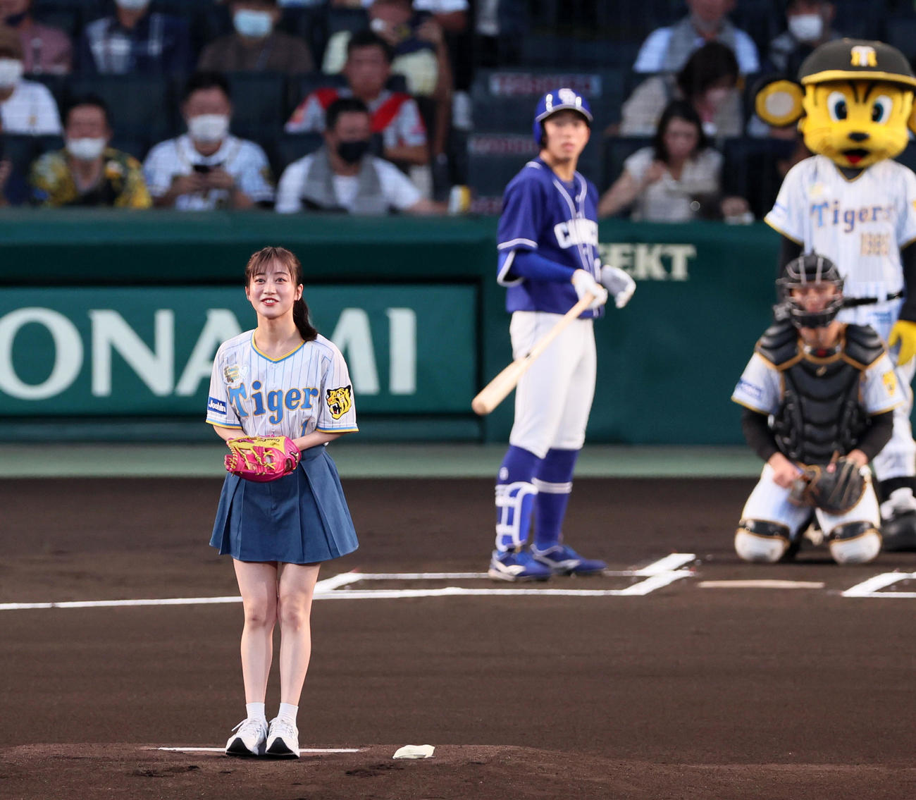 阪神対中日　始球式を行ったNMB48の川上千尋（撮影・加藤哉）