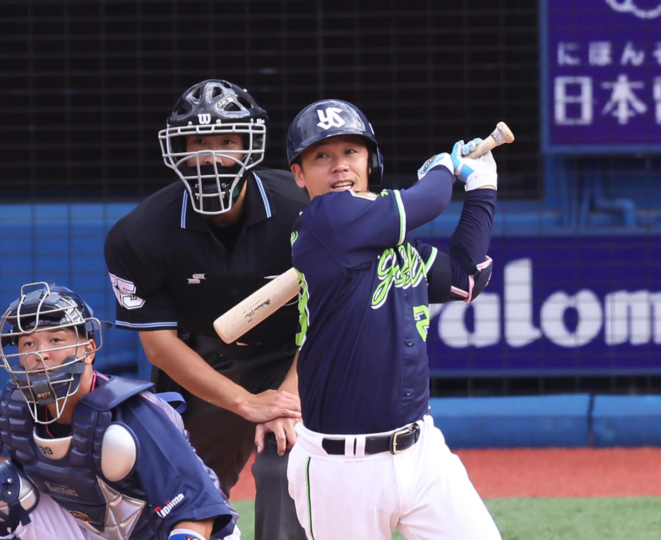 5回表ヤクルト2死三塁、小川は先制の中前適時打を放つ（撮影・足立雅史）