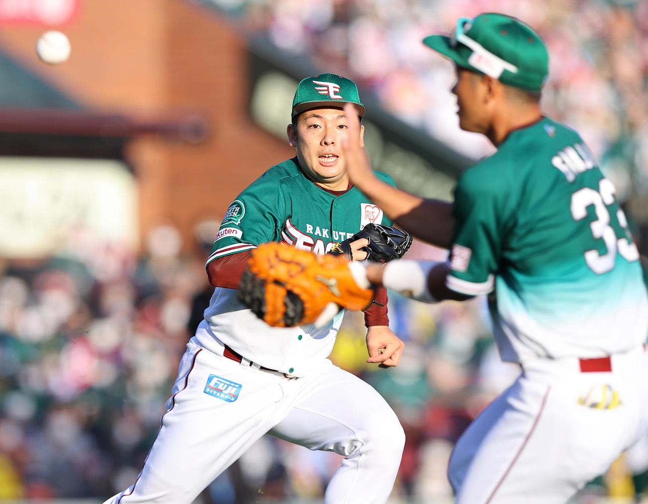 楽天対ロッテ　9回表ロッテ2死一塁、安田を一ゴロに打ち取り勝利する松井（撮影・垰建太）