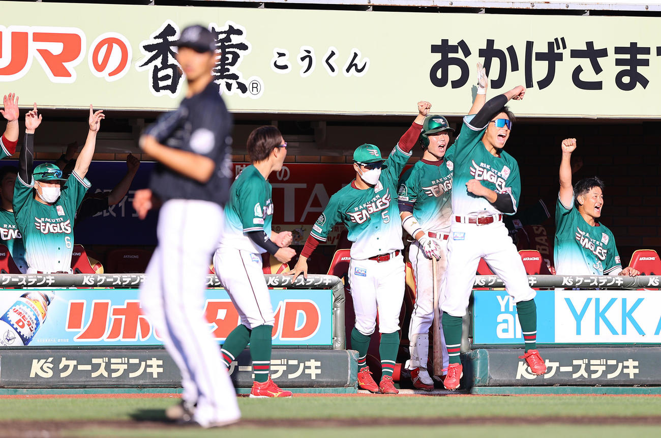楽天対ロッテ　8回裏楽天1死二、三塁、小深田の3点本塁打に大盛り上がりのナイン（撮影・垰建太）