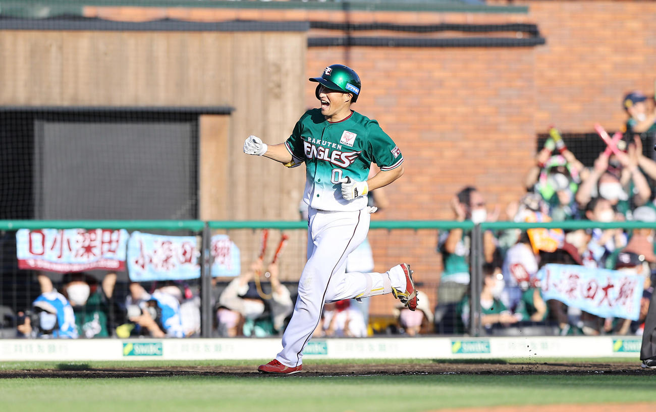 楽天対ロッテ　8回裏楽天1死二、三塁、3点本塁打を放ちガッツポーズする小深田（撮影・垰建太）