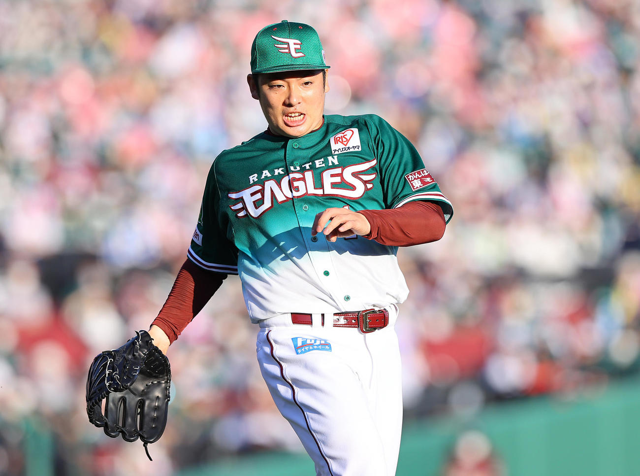 楽天対ロッテ　9回表ロッテ2死一塁、安田を一ゴロに仕留め勝利し笑顔を見せる松井（撮影・垰建太）