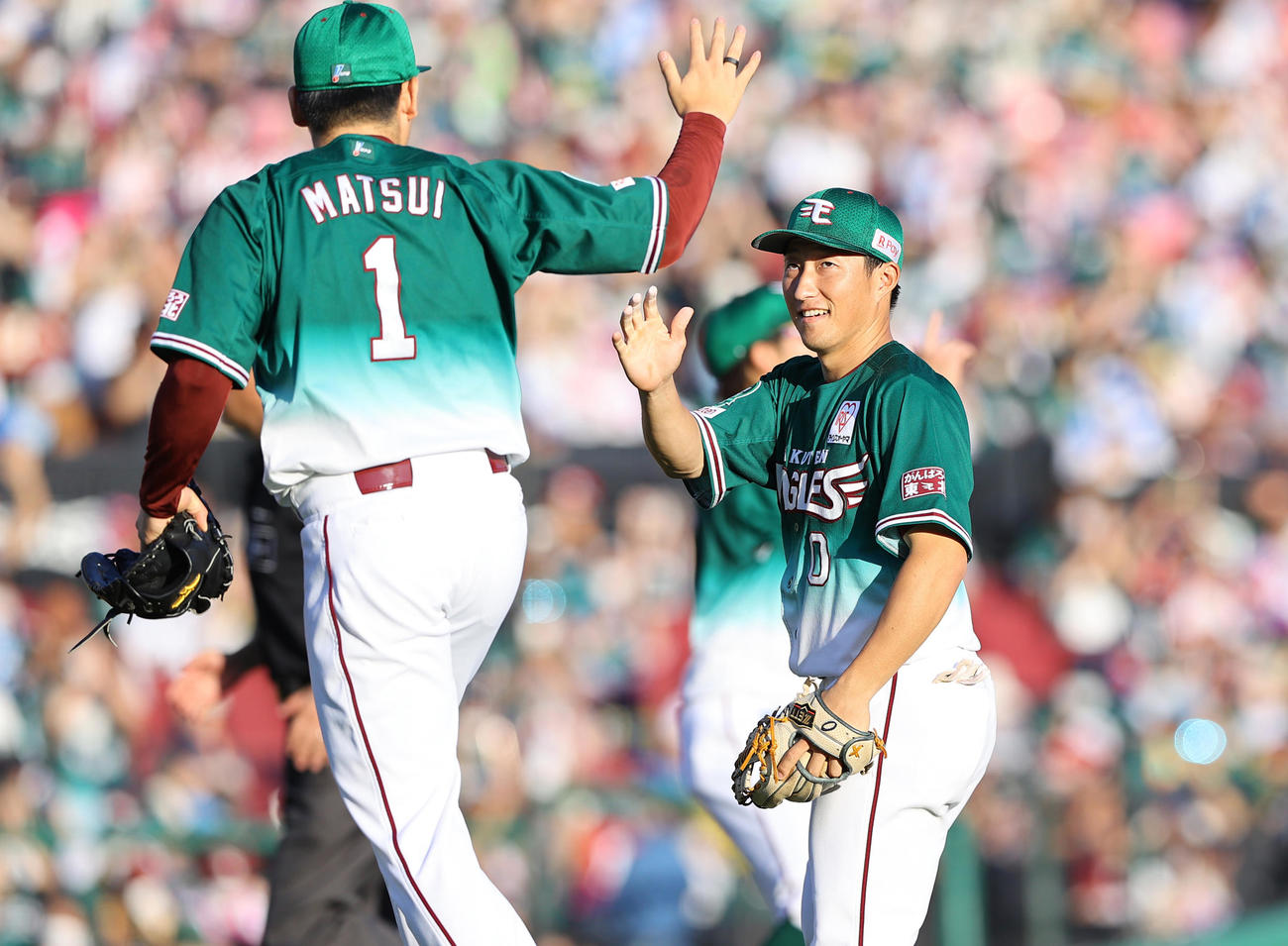 楽天対ロッテ　ロッテに勝利し楽天小深田（右）は松井と笑顔でタッチを交わす（撮影・垰建太）